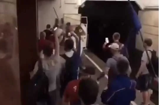 Озвірілі тітушки Шарія толпою жорстоко побили киянина в метро – поліція бездіяла (Відео) – From-UA: Новини України