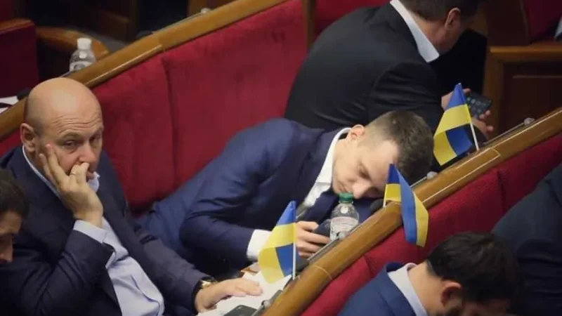 Втомився і приліг: нардеп від Слуги народу заснув під час засідання Ради – From-UA: Новини України