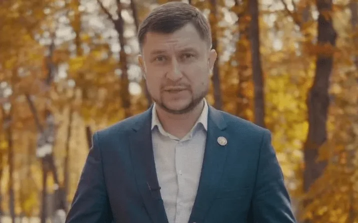 Денис Ярославський – колишній поліцейський, якого затримували за спробу викрадення бізнесмена та вивезення в Росію, балотується в мери Харкова – From-UA: Новини України
