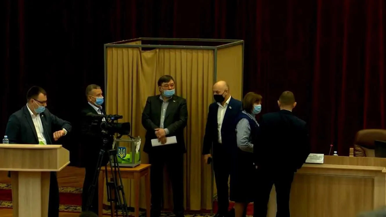 На Сумщині «слуги народу» зірвали сесію, рятуючи коаліцію з «ОПЗЖ», а Стрельченко – від звільнення