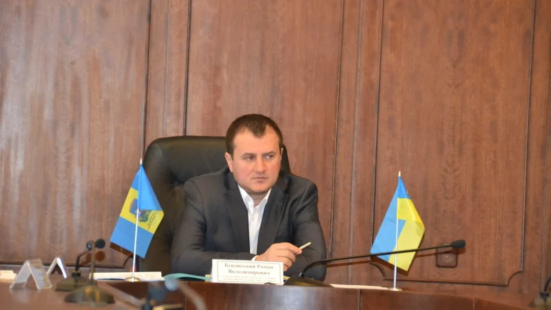 «Слуга» Роман Буковський ухиляється від сплати 15 млн грн податкового боргу, ховаючи свої статки «під спідницею» матері – From-UA: Новини України