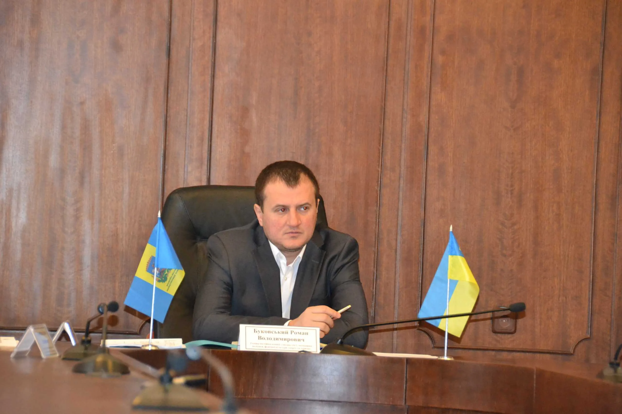 «Слуга» Роман Буковський ухиляється від сплати 15 млн грн податкового боргу, ховаючи свої статки «під спідницею» матері