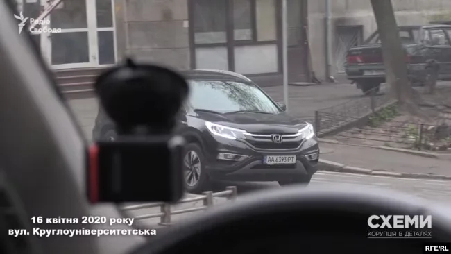 «Схемам» вдалося зафіксувати, як від цього будинку від’їжджав і чоловік Венедиктової на автівці Honda CR-V