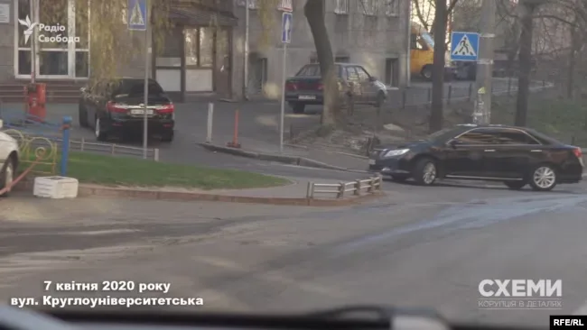 7 квітня «Схеми» зняли, як кортеж з двох Toyota Camry під'їжджає до будинку