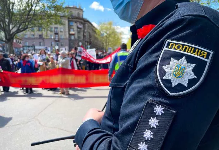 9 мая в Украине Полиция открыла несколько производств из-за красных флагов и георгиевских ленточек —
