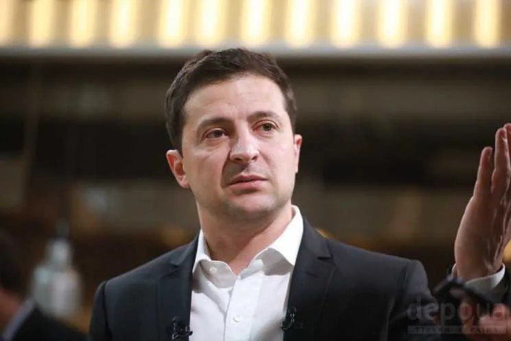 Зеленский поздравил украинок с Днем матери и показал маму, жену и детей —