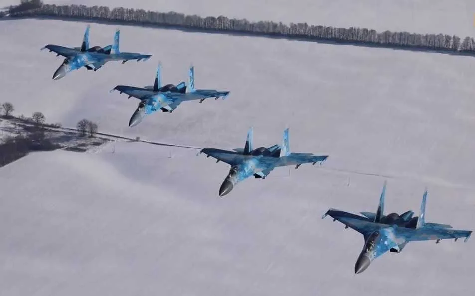 «Заметіль-2022»: Тактична авіація наносить ракетно-бомбові удари по танкових колонах (ВІДЕО)