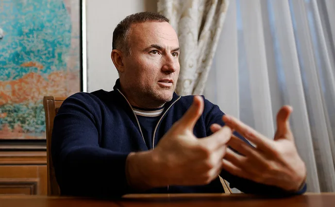 Павел Фукс и Бекболат Бекенов. Подельник российского афериста чистит интернет – From-UA: Новини України