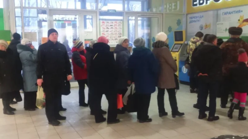 Километровые очереди к бакоматам по всей России (ВИДЕО) – From-UA: Новини України