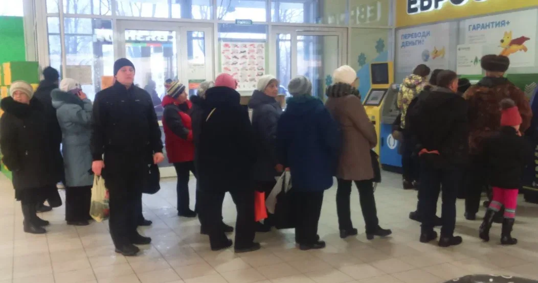 Километровые очереди к бакоматам по всей России (ВИДЕО)