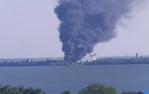 В Запорожской области горит склад БК россиян – соцсети