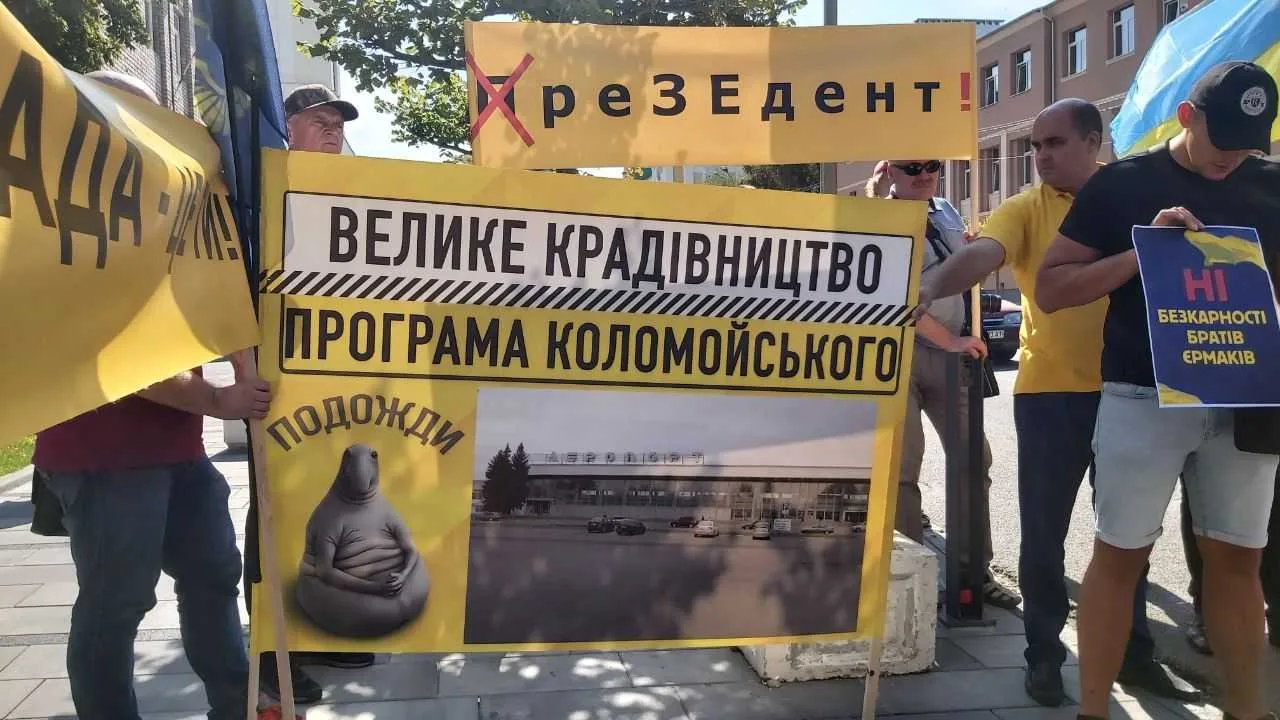 Хто злив «Странє» компромат на «велике крадівництво» Зеленського?