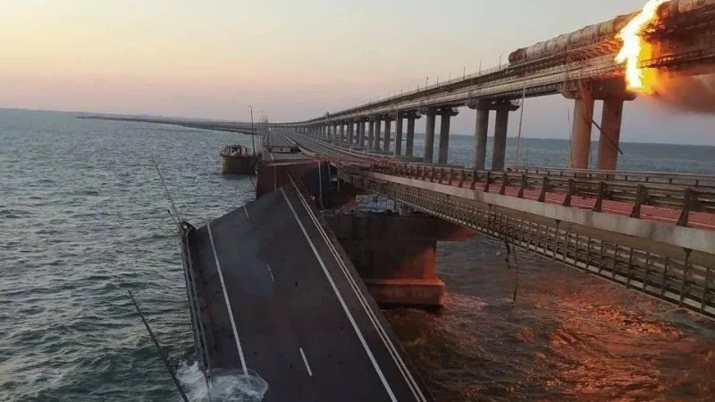Крымский мост. Мощный пожар, часть мост рухнула в воду, движение полностью перекрыто – From-UA: Новини України