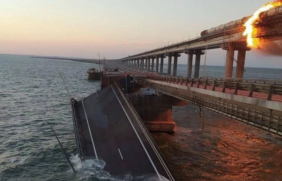 Крымский мост. Мощный пожар, часть мост рухнула в воду, движение полностью перекрыто