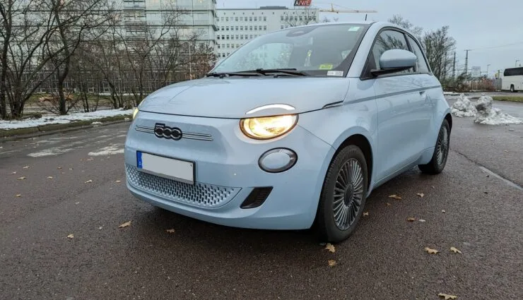 Бестселлер электромобилей 2022, 3 место: Fiat 500 как шустрый городской пакет, ограниченный запас хода