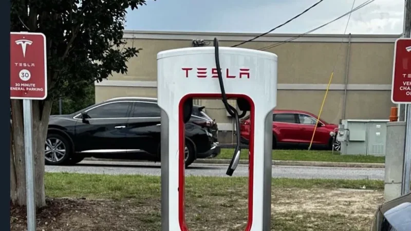 Лучше не так: Tesla дает советы по правильному обращению с неисправными колонками нагнетателя – From-UA: Новини України