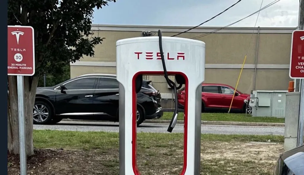 Лучше не так: Tesla дает советы по правильному обращению с неисправными колонками нагнетателя