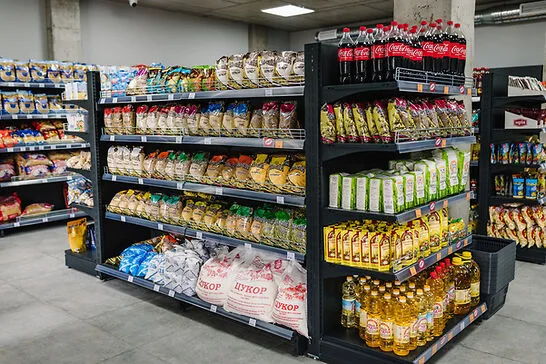 Смак та зручність під одним дахом: особливості асортименту харчових продуктів та промтоварів