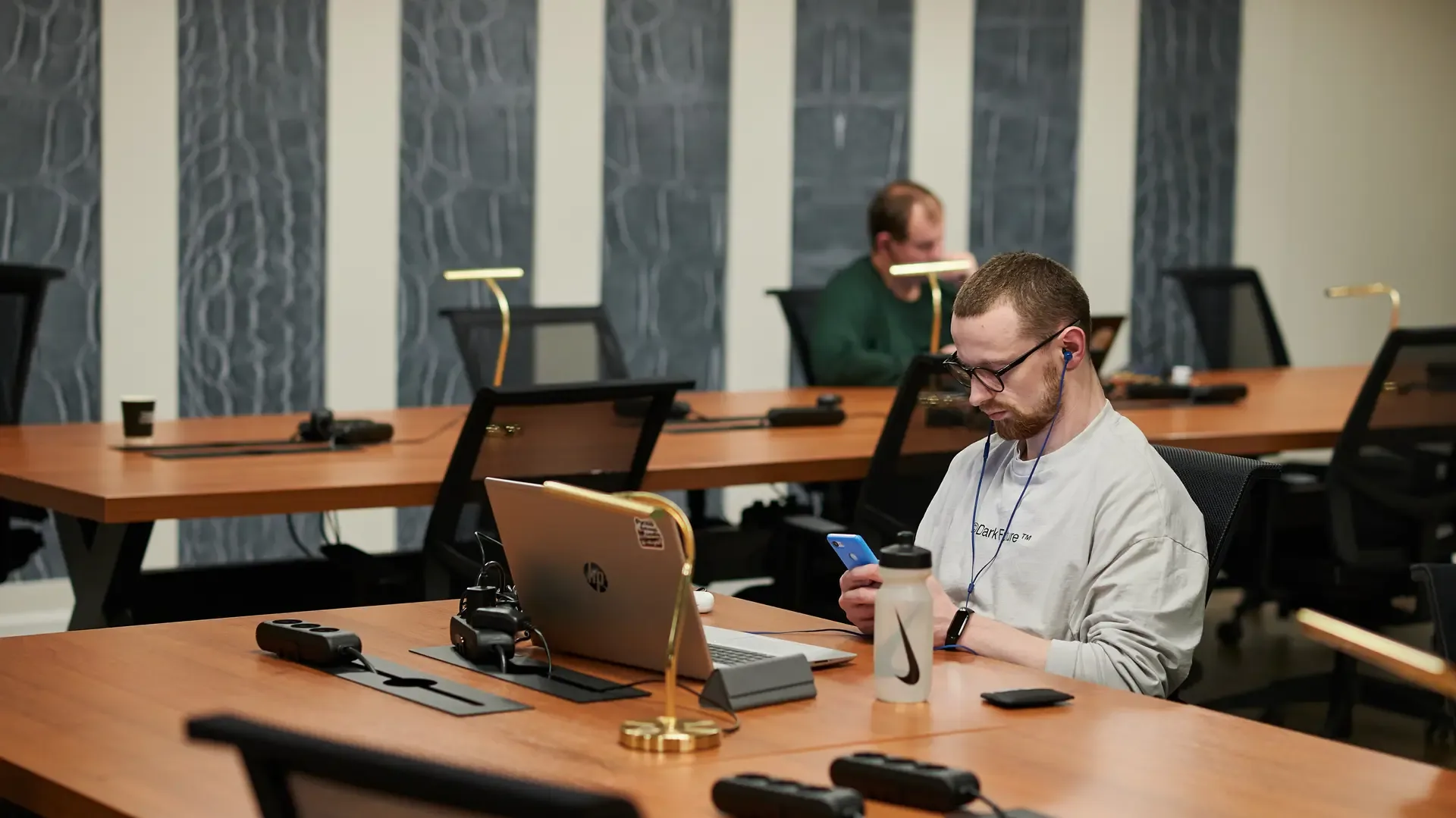 Коворкінг чи Аренда Офісу – Як обрати ідеальне робоче середовище для вашого бізнесу