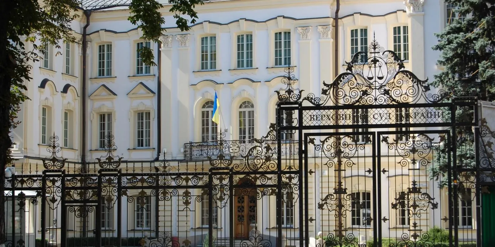 «Я сижу в том же кабинете, в котором и сидел». Украина тратит сотни миллионов гривен на суды-«призраки»
