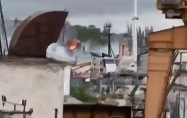 Ракета влучила в корабель у Севастополі: окупанти брешуть про “невелике загоряння” – From-UA: Новини України