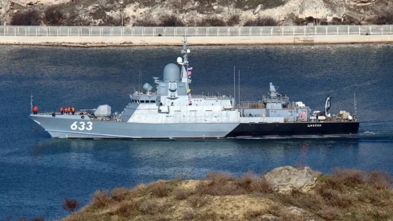 Українські сили, ймовірно, потопили російський ракетний катер “Циклон” в Севастополі, використовуючи ATACMS – From-UA: Новини України