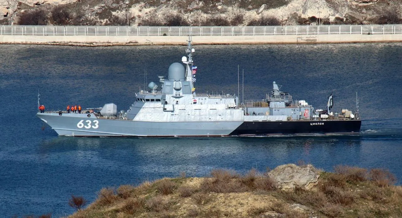 Українські сили, ймовірно, потопили російський ракетний катер “Циклон” в Севастополі, використовуючи ATACMS