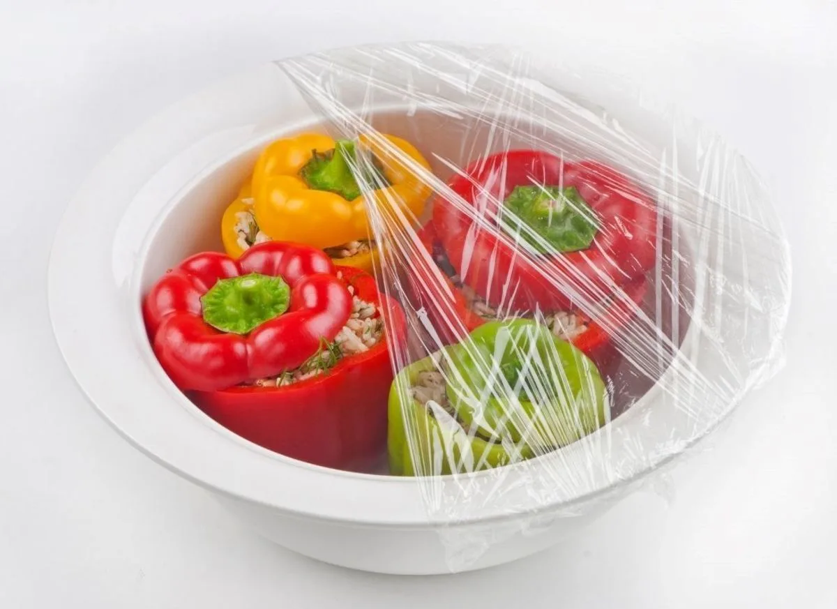 Как пищевая пленка в рулоне продлевает свежесть продуктов?